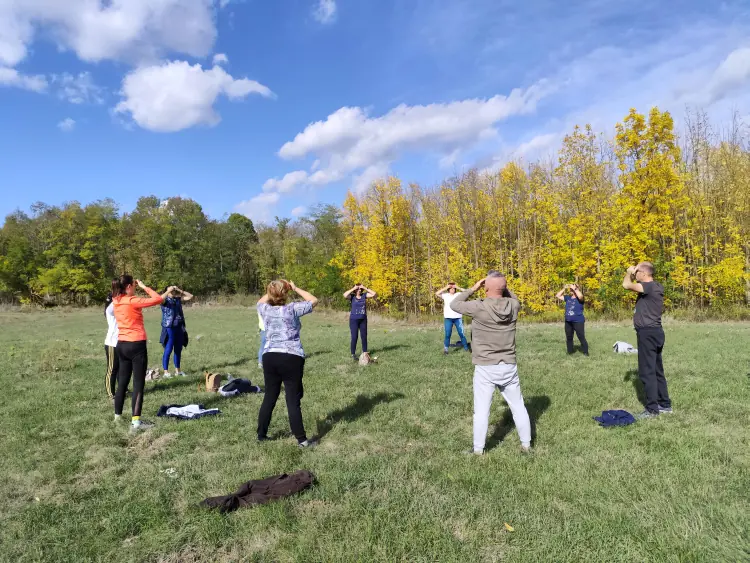 Záró gyakorlás és meditáció a réten a sokorópátkai csikung tábor végén